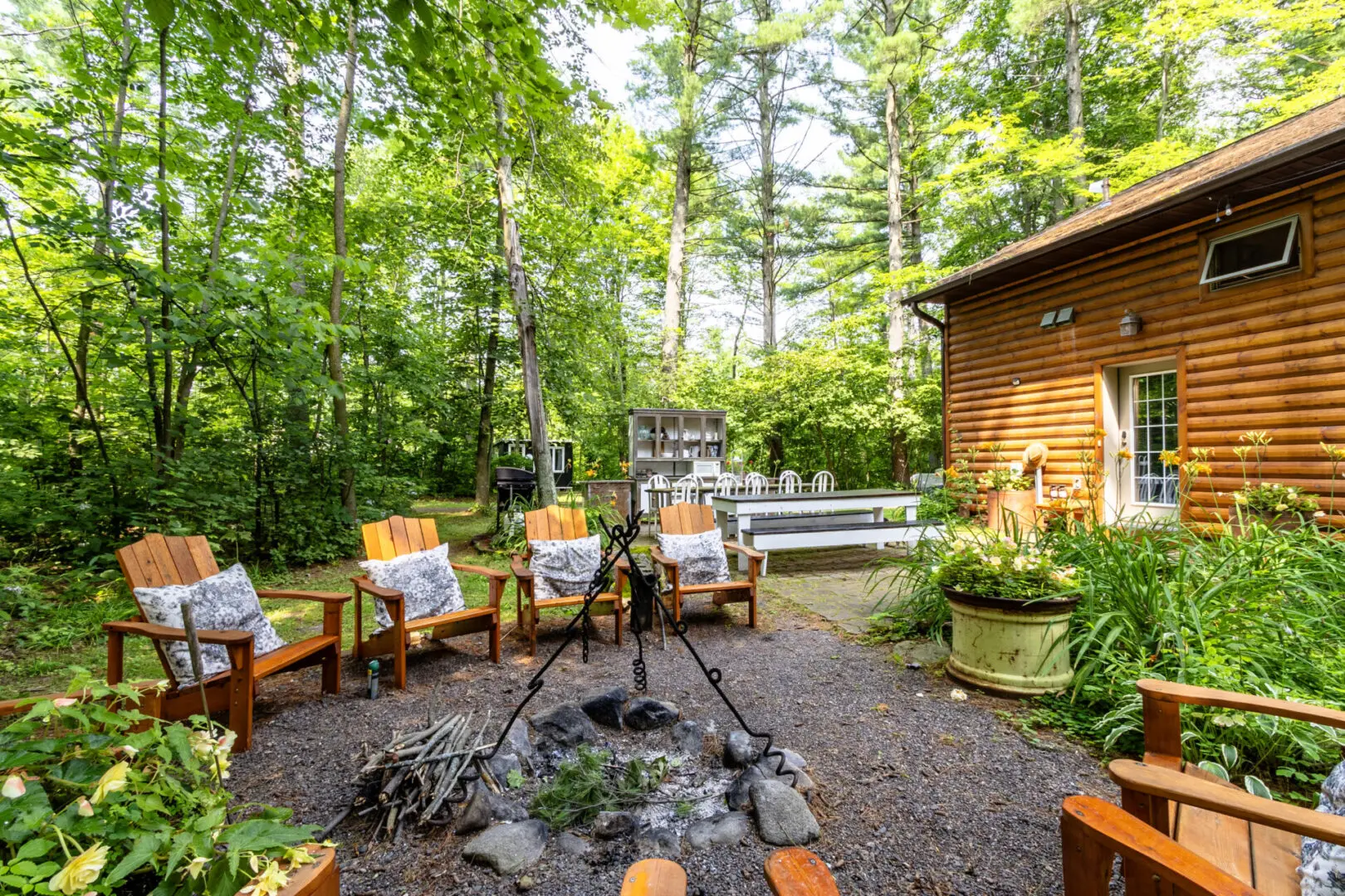 A fire pit in the middle of a backyard.